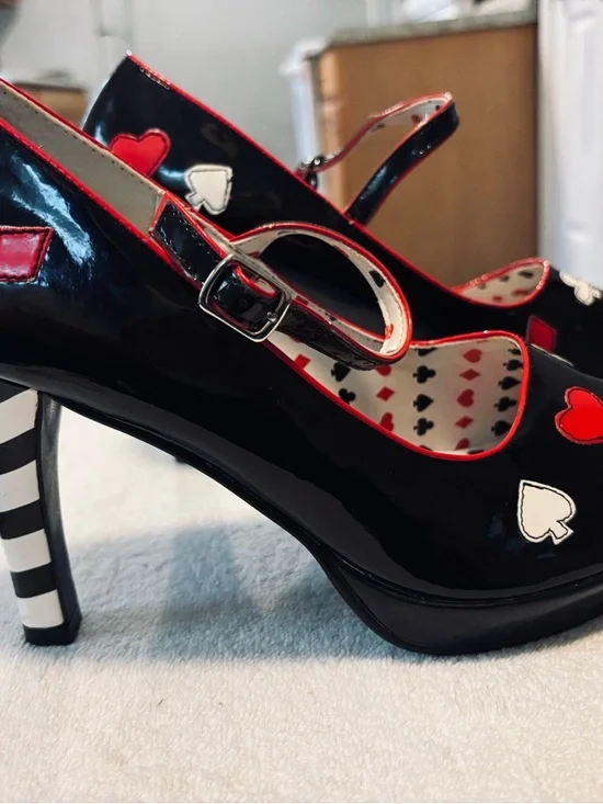 Almost Brand New Eye-Catching Heels By FUNTASTIC - Size 8.5 - Heel 4” -  Box 1B - Picture 3 of 8